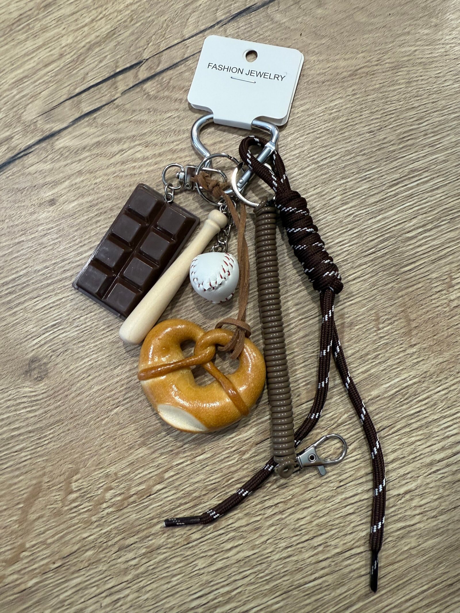 ATTACHE SAC/ PORTE CLÉS BRETZEL